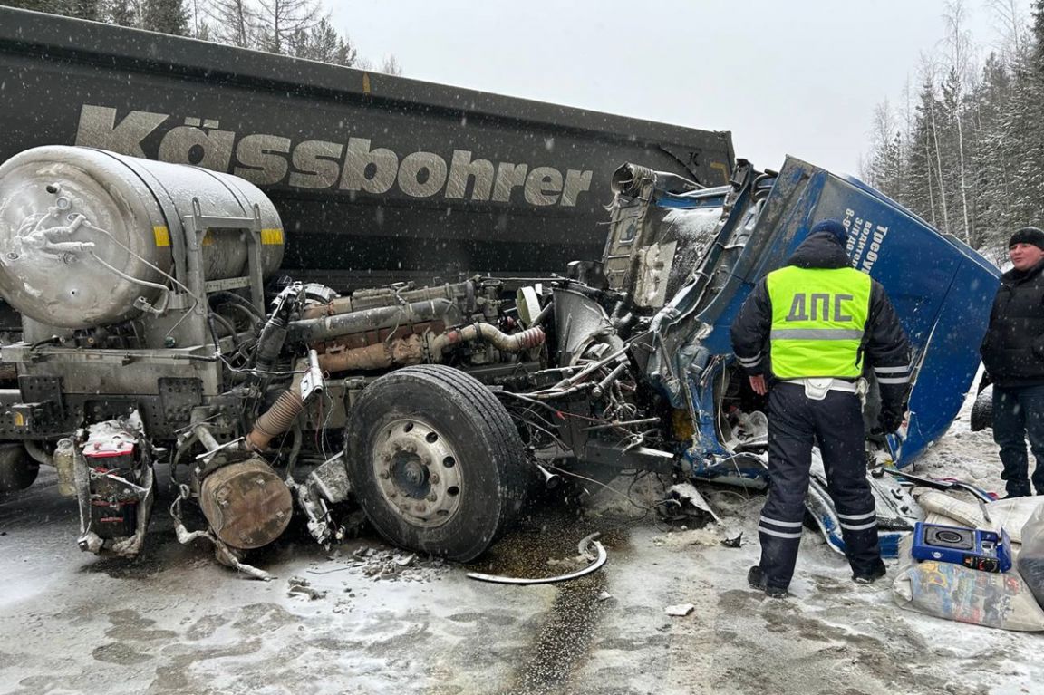 Три человека пострадали в массовой аварии на Серовском тракте | 03.02.2024  | Екатеринбург - БезФормата